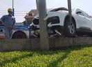 Nữ tài xế lao thẳng ô tô vào cột điện ở đại lộ Võ Văn Kiệt