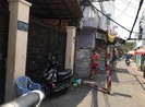 Dựng rào cách ly một hẻm ở đường Dương Bá Trạc, quận 8
