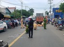 Quệt xe máy ngã ra đường đúng lúc ô tô chạy đến