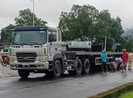 Người đàn ông bị cuốn vào gầm container khi sang đường