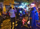 Hàng ngàn xe chết máy do ngập, giữa đêm vẫn chưa thể về nhà