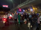 Va chạm với xe buýt, nạn nhân bị cán nguy kịch