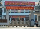 Con được nâng điểm bất thường, bố mẹ khỏi lên chức