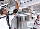Các hãng xe đang biến công nhân thành người máy vì lý do này