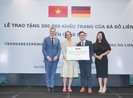 Một doanh nhân Việt tặng 300 ngàn khẩu trang cho người dân Đức
