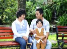 Xúc động với người vợ khuyết tật đi bán vé số để nuôi chồng