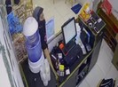 1 phụ nữ mua hàng, rồi lấy 2 điện thoại của nhân viên