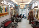 Ngôi nhà đặc biệt với nội thất làm từ 10.000 chai thủy tinh