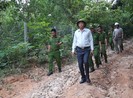 Lãnh đạo công an thị sát nơi phạm nhân trốn trại ẩn náu