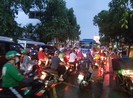 Khu bến xe Miền Đông tê liệt vì mưa lớn