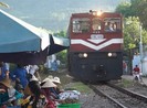 Đà Nẵng: Họp chợ cạnh đường sắt