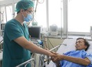 Người đàn ông bị rắn hổ mang chúa cắn đã tự thở tốt
