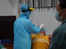 Xét nghiệm nhanh COVID-19 cho tiểu thương chợ đầu mối Hóc Môn