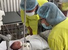 Bé trai sống lại sau khi nhờ người lo an táng gặp lại ba mẹ