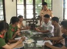 Xử phạt 2 chủ thuyền du lịch rải vàng mã xuống sông Hương