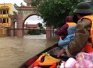 Khẩn trương hỗ trợ dân Quảng Bình kẹt trong lũ