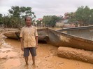 Người hùng cứu 100 dân trong lũ và chiếc đò mưu sinh bị vỡ