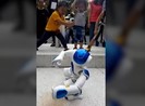 Clip: Robot múa võ khiến trẻ em Việt Nam thích thú