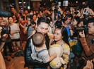 Quốc Cơ và Quốc Nghiệp ôm con òa khóc khi về nước