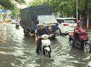 Khu 'nhà giàu' lại ngập sâu trong cơn mưa chiều nay