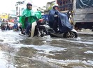 Video: Đường Lạc Long Quân bị ngập nước sau cơn mưa