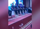 CEO quỳ xuống rửa chân cho nhân viên có doanh thu cao
