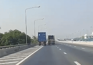 Hãi hùng xe container - xe tải vượt mặt nhau trên cao tốc