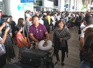 Sân bay Tân Sơn Nhất: 'Biển người’ đón Việt kiều về ăn tết