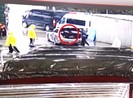 Trốn trong cốp xe để tránh trạm kiểm soát virus COVID-19