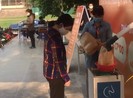 Người nghèo được mua hàng miễn phí ở Siêu thị Hạnh Phúc