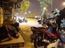 Video: Sinh viên lăn ra ngủ khi bị cảnh sát giao thông phạt