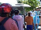 Bệnh viện quá tải, chuyển hàng trăm người đến khu cách ly mới
