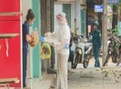 Cán bộ đi chợ giúp dân tại khu phong tỏa phòng dịch COVID-19