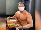 Nhà hàng sushi thuê hot boy bán khỏa thân giao hàng cho khách