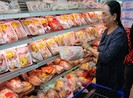 Giá thịt gà chao đảo, người nuôi thua lỗ vì dịch COVID-19