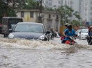 Cách lái ô tô 'thoát hiểm' vượt qua đường ngập nước