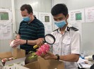 Chuyên gia Mỹ kiểm tra từng trái thanh long xuất khẩu