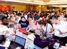 Tranh nhau mua hàng hiệu giảm giá trong 'ngày thứ sáu đen tối'