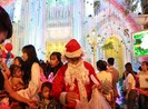 Ông già Noel chạy xe máy bở hơi tai đi phát quà