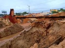 Sạt lở thành hố sâu trên tuyến đường ven biển ở Bình Thuận