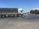 Bị truy đuổi, kẻ trộm bị xe tải tông trúng