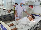 Đang đứng mua bánh mì thì bị cắt vào vùng cổ