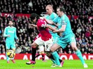 Sự cố trọng tài đuổi nhầm người: FIFA đang hứng chịu áp lực