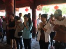 Hàng nghìn sĩ tử vào Văn Miếu cầu may trước kỳ thi