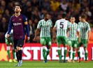Messi trở lại lập cú đúp, Barcelona vẫn thua cực sốc