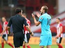 Lạ lùng Harry Kane lập hat-trick... lỗi trong một trận đấu