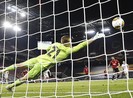 HLV Solskjaer ca ngợi cách sút 11m… bình thường của Fernandes
