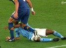 ‘Đồ tể’ Pepe suýt giết chết Sterling ngay trên sân
