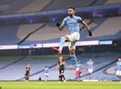Man City bỗng dưng biết ghi bàn, Mahrez lập hat-trick