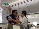 Khách say xỉn sàm sỡ trên máy bay đến nhà xin lỗi cô gái